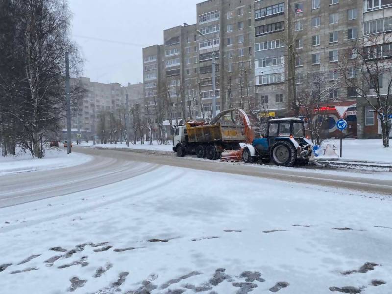 45 единиц техники вышли бороться со снегом на дорогах в Архангельске 